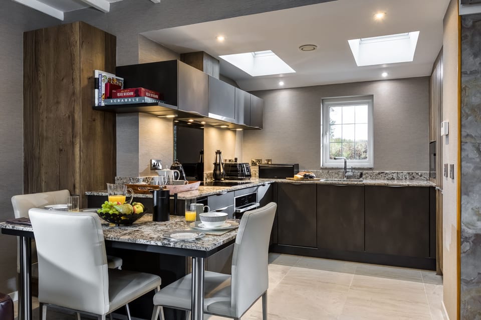 The well-equipped kitchen and dining area