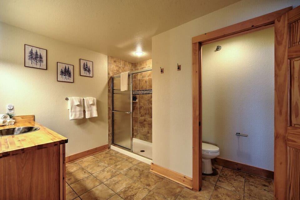 En-Suite Bathroom 1 | Towels & Hair Dryer Provided