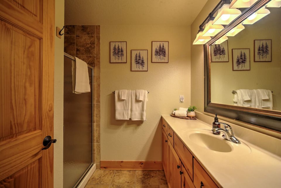 En-Suite Bathroom  2 | Towels & Hairdryer Provided
