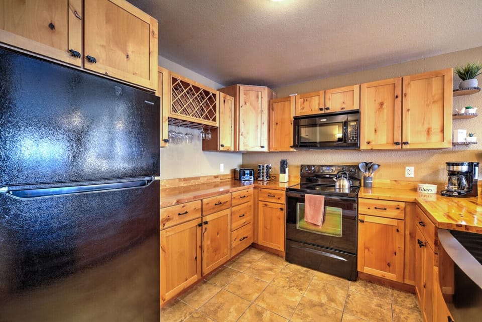 Full Kitchen | Wine Glasses | Toaster | Water Kettle