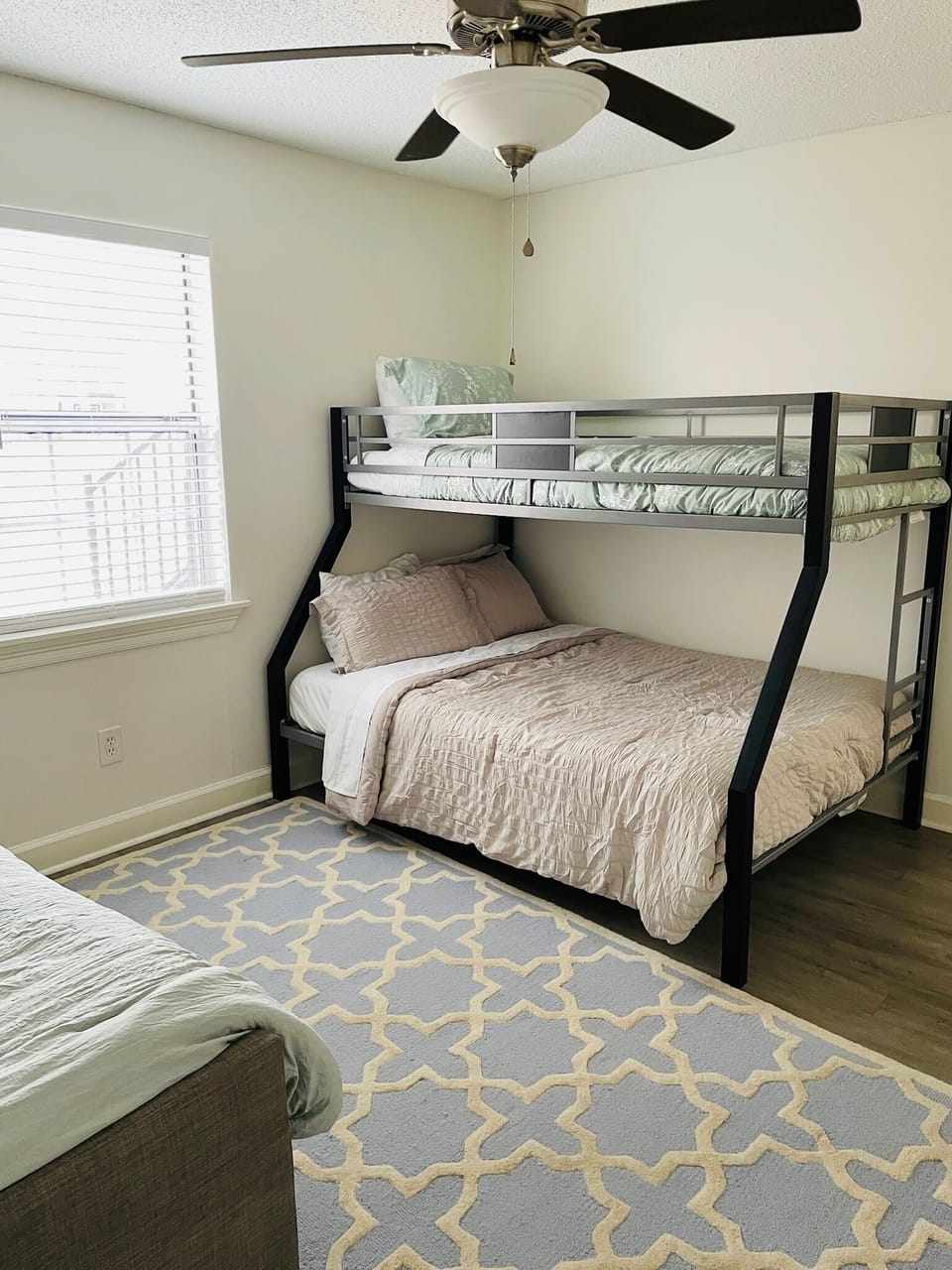 Bunkbed with double on bottom and twin on top