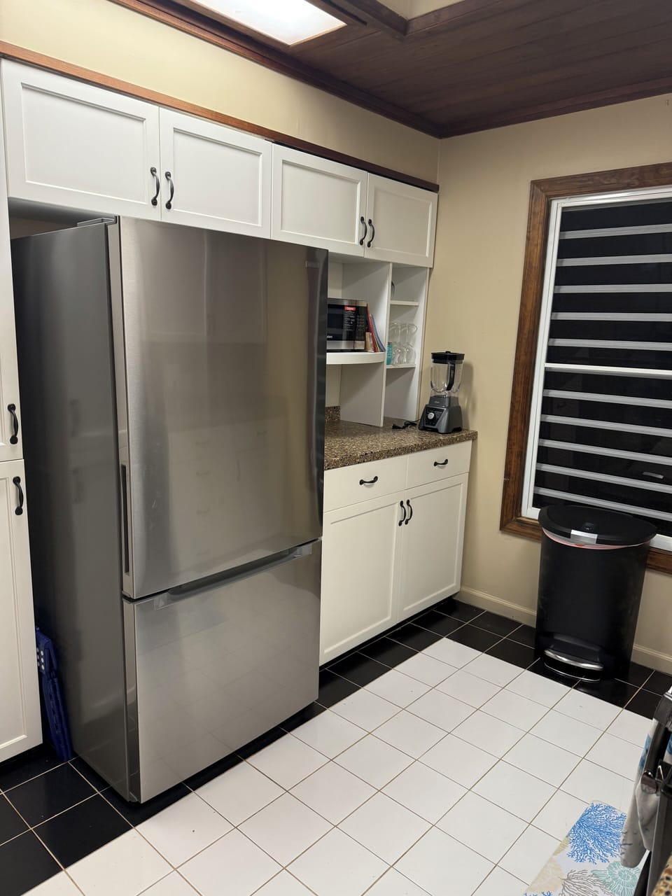 Kitchen with bar area