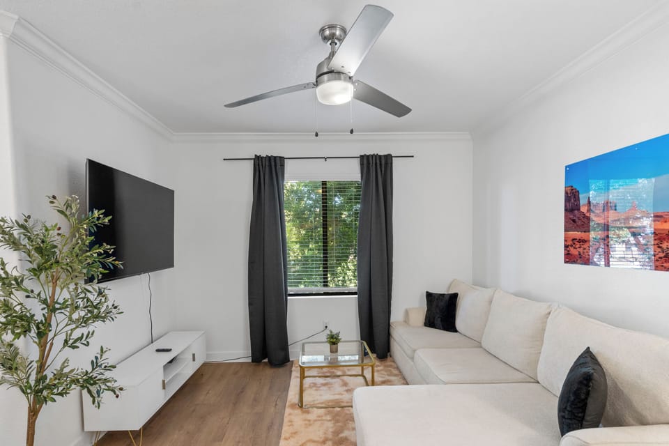 Spacious 3BR/2BA Suite with Pool and Gym Apartment in Tempe