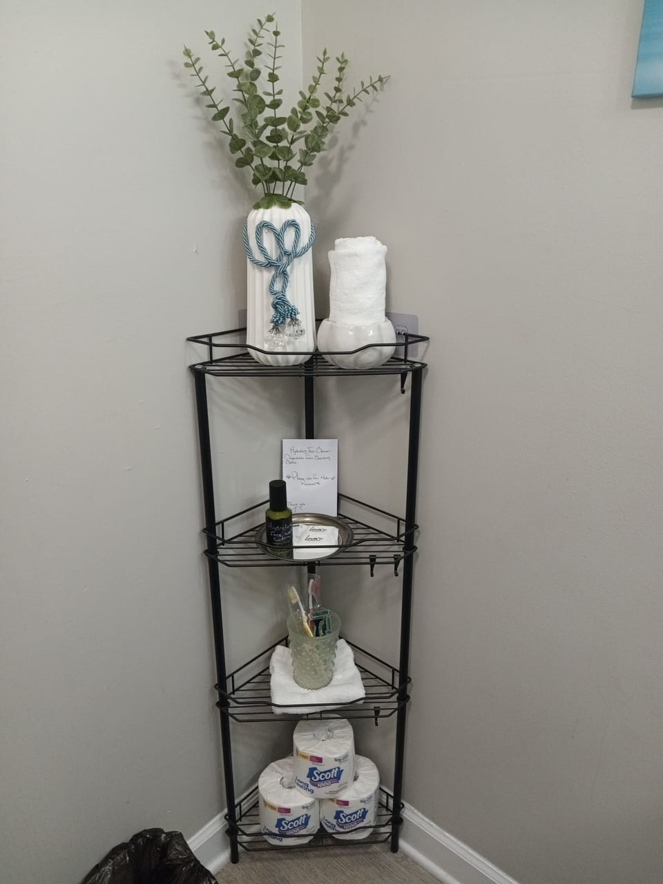BATHROOM WITH COMPLIMENTARY TOILETRIES