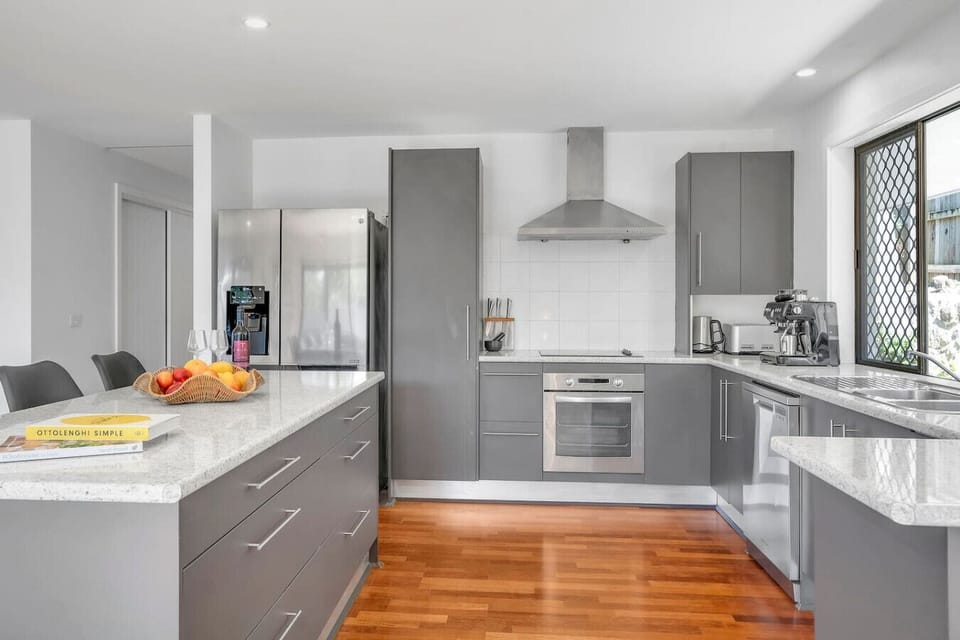 Fully equipped kitchen with kitchen island and breakfast bar