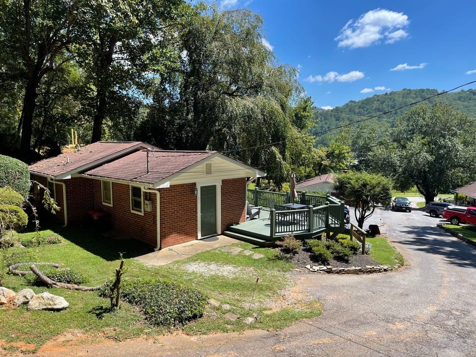 The Clear View Cottage with big deck & nice mountain View!