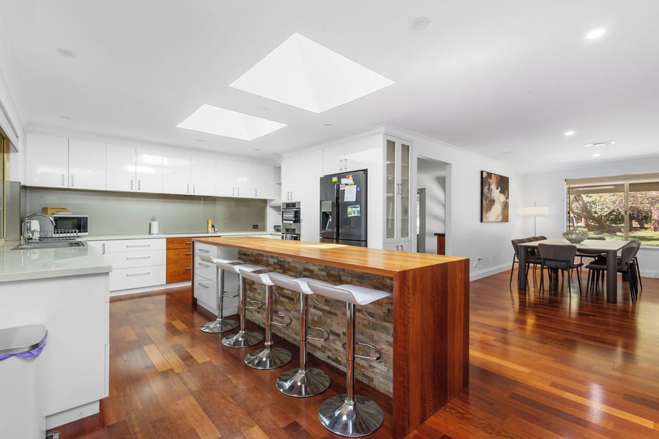 Fully equipped kitchen with 2 ovens, dishwasher and sink with an oversized breakfast bar/kitchen island. Ample space for preparing a meal!