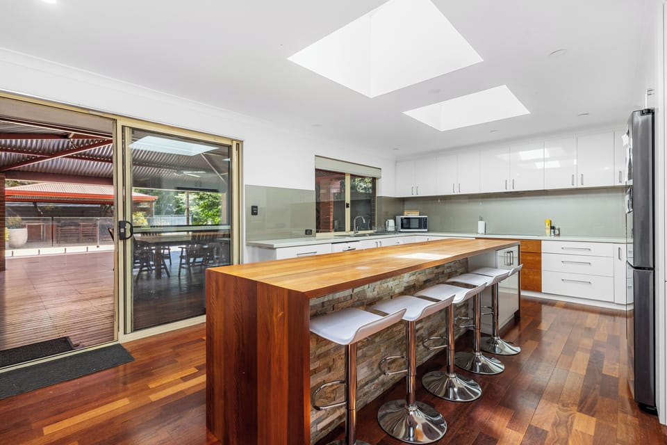 Fully equipped kitchen with 2 ovens, dishwasher and sink with an oversized breakfast bar/kitchen island. Ample space for preparing a meal!