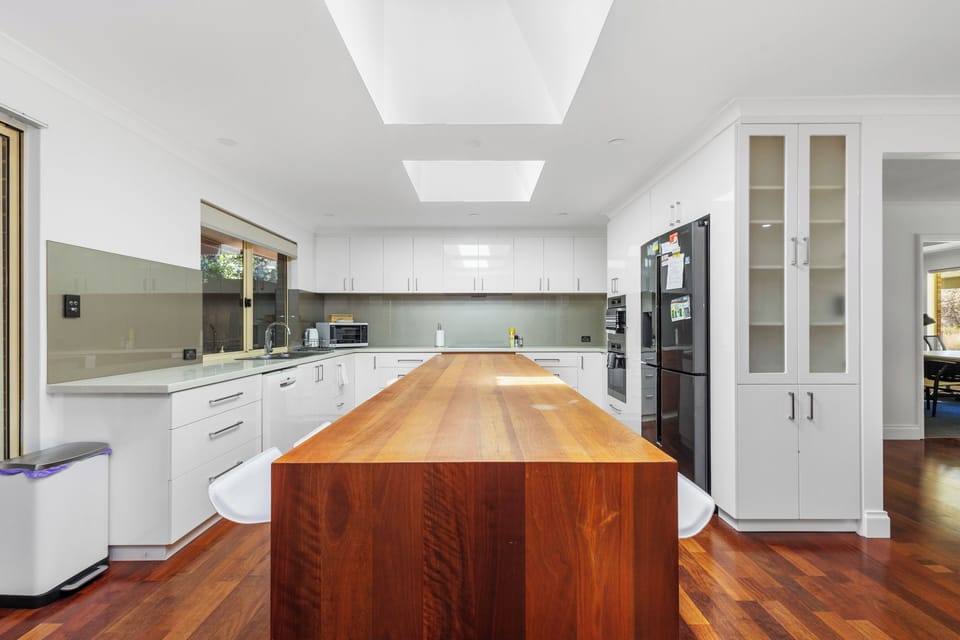 Fully equipped kitchen with 2 ovens, dishwasher and sink with an oversized breakfast bar/kitchen island. Ample space for preparing a meal!