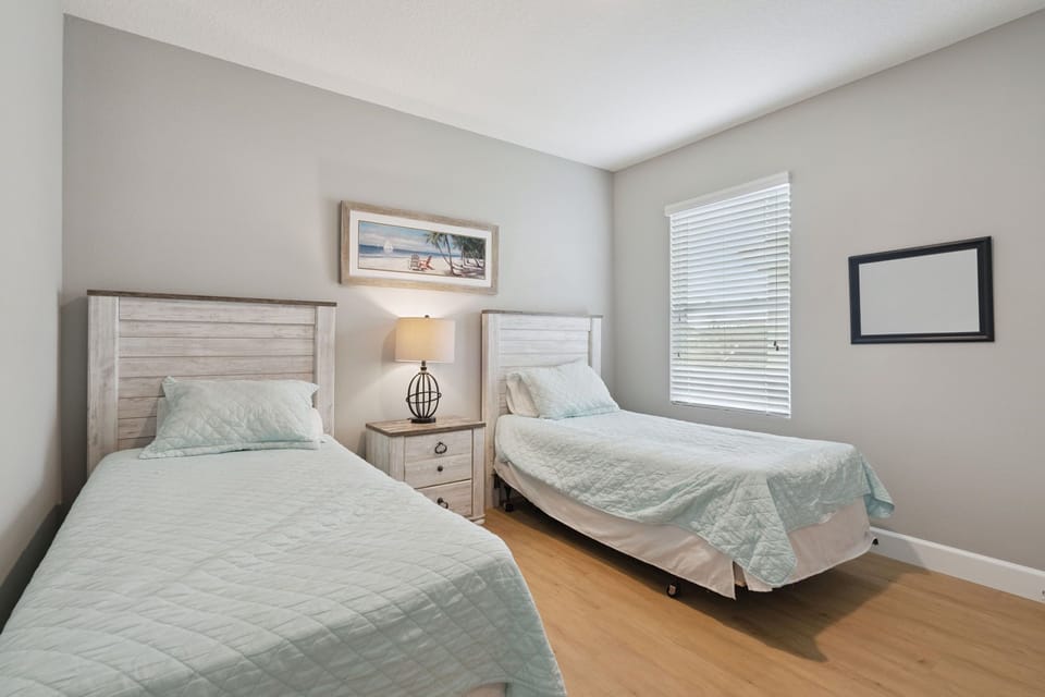 Bedroom with 2 twin beds (upstairs)