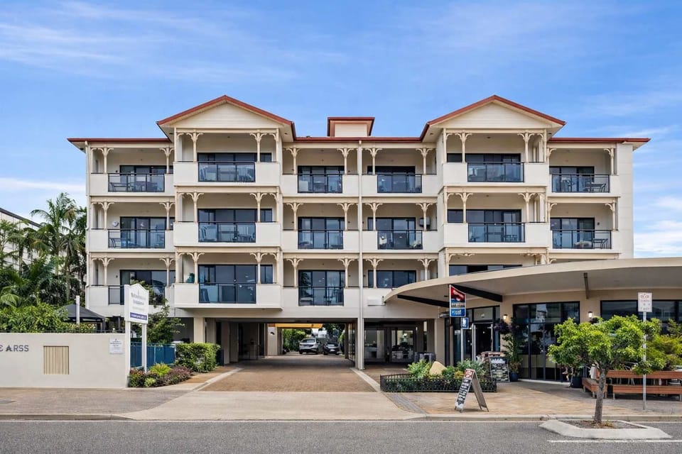 Bright studio in prime Palmer Street location, right in the heart of Townsville CBD – walking distance to restaurants, cafes, and the waterfront.