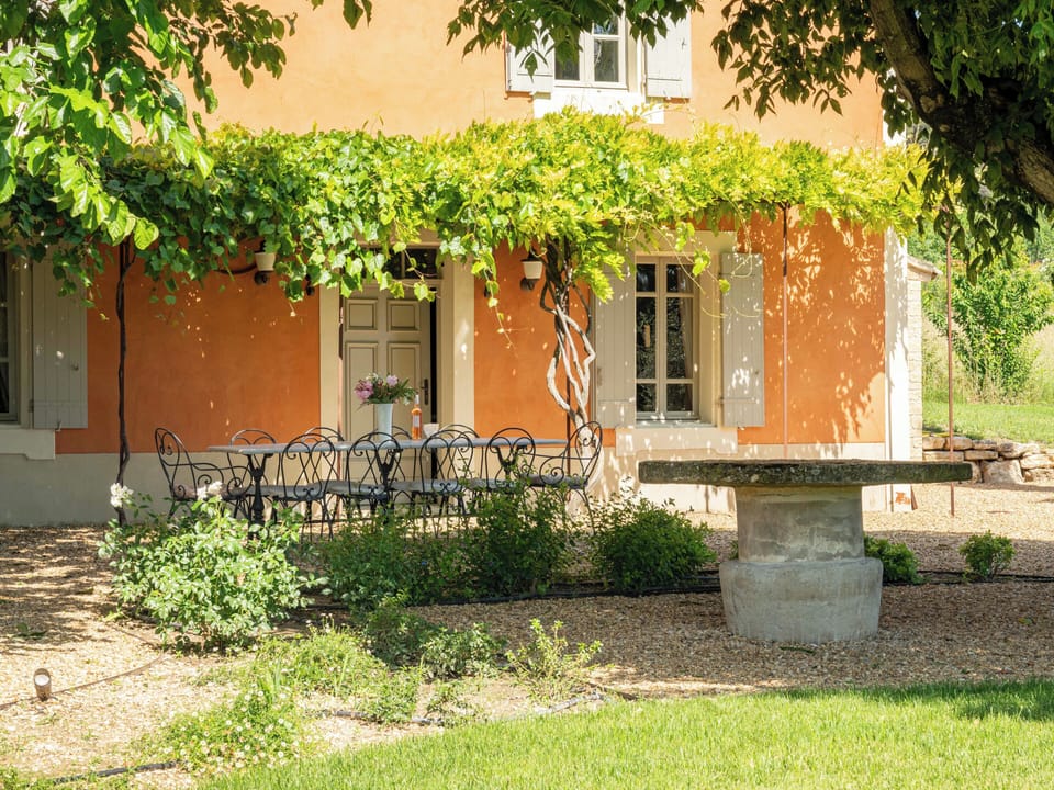 Relaxing holidays in the heart of Provence with views of the Alpilles 