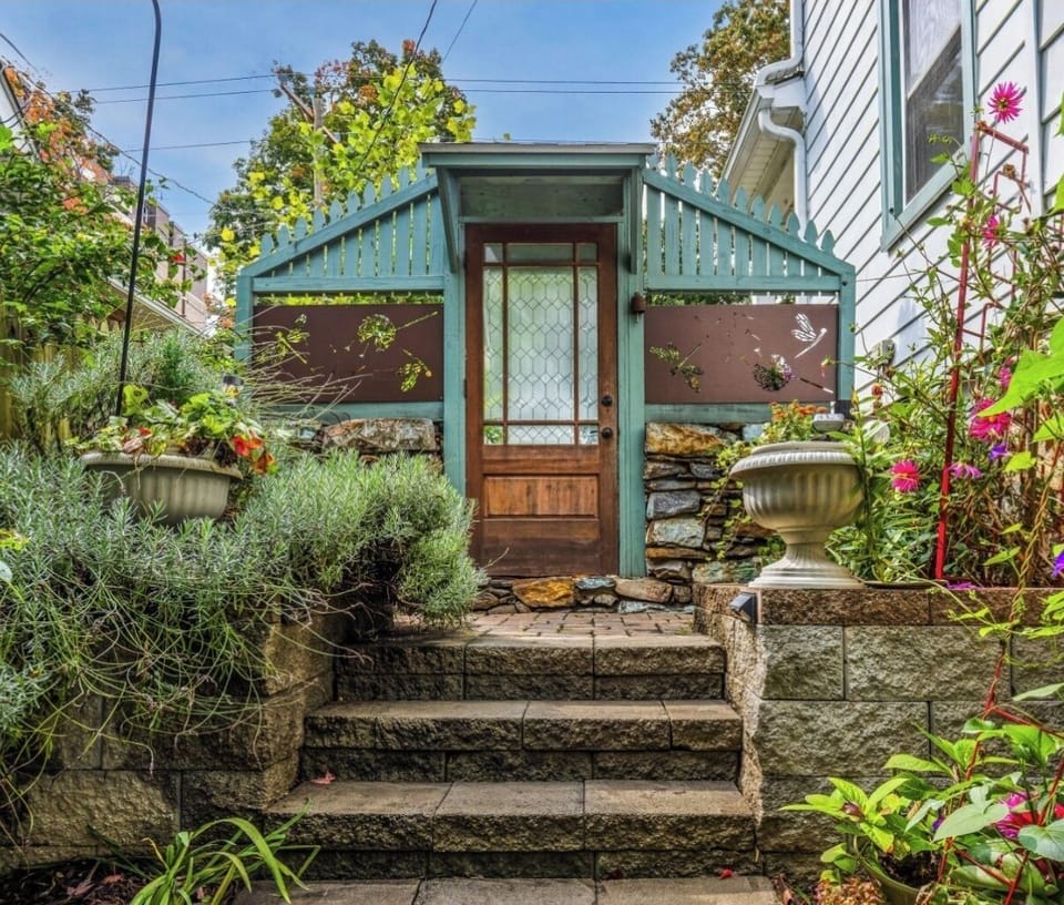 Seperate garden entrance to the studio. Some steps to get in. Off street parking