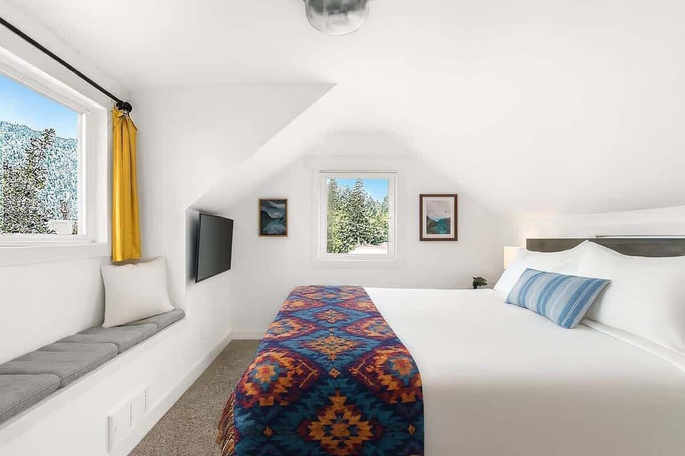 Morning light, Enchantment views, and cozy comfort — your retreat awaits.