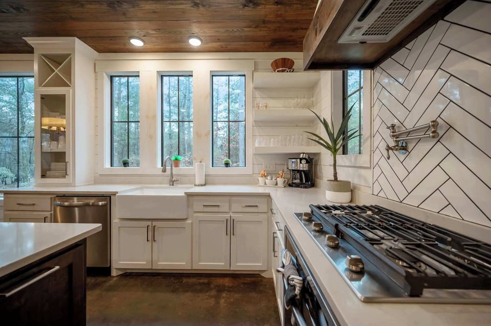 Stylish, spacious, and fully equipped—this kitchen is your playground for culinary creativity or just reheating leftovers with flair. Bonus: good vibes included.