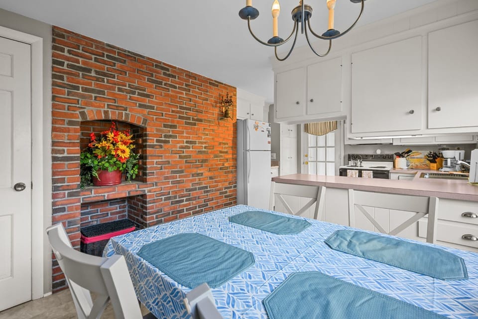 Open concept dining area and kitchen