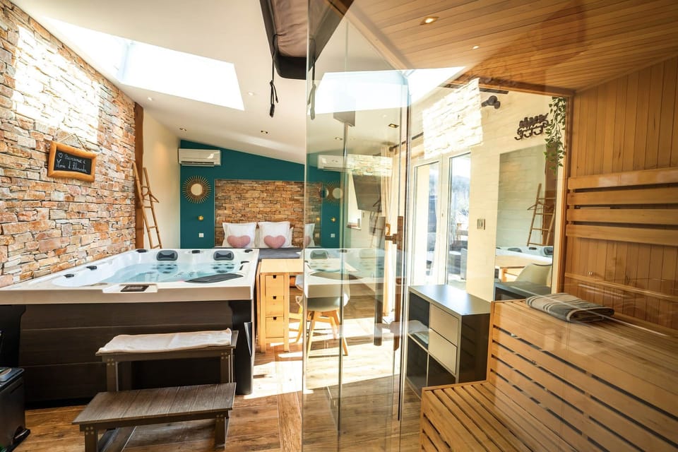 Reflet jacuzzi et cuisine dans un miroir design