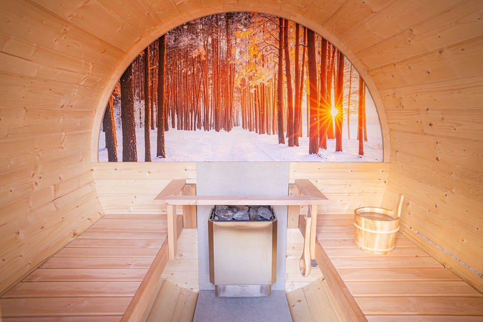 sauna extérieur en tonneau avec espace détente privatif pour un week-end relaxant