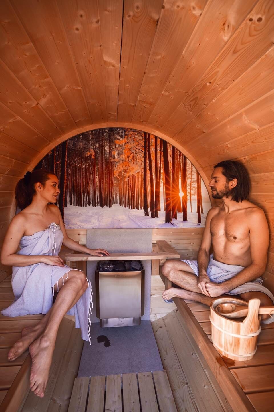 sauna en tonneau duo en extérieur pour une expérience bien-être privative et immersive