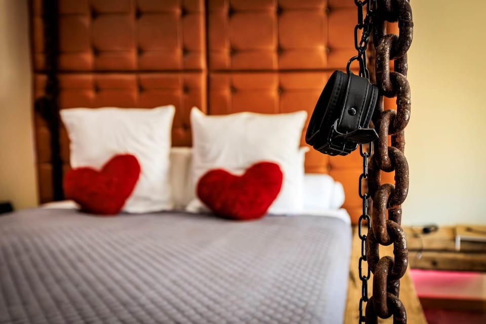 espace secret-room avec accessoires coquins et décoration intimiste pour moments complices