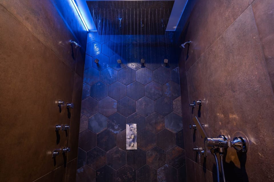 suite luxe avec grande douche à jets et espace spa privatif dans le Haut-Rhin