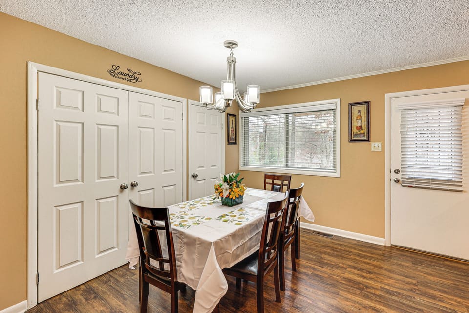 Dining Table | Dishware/Flatware