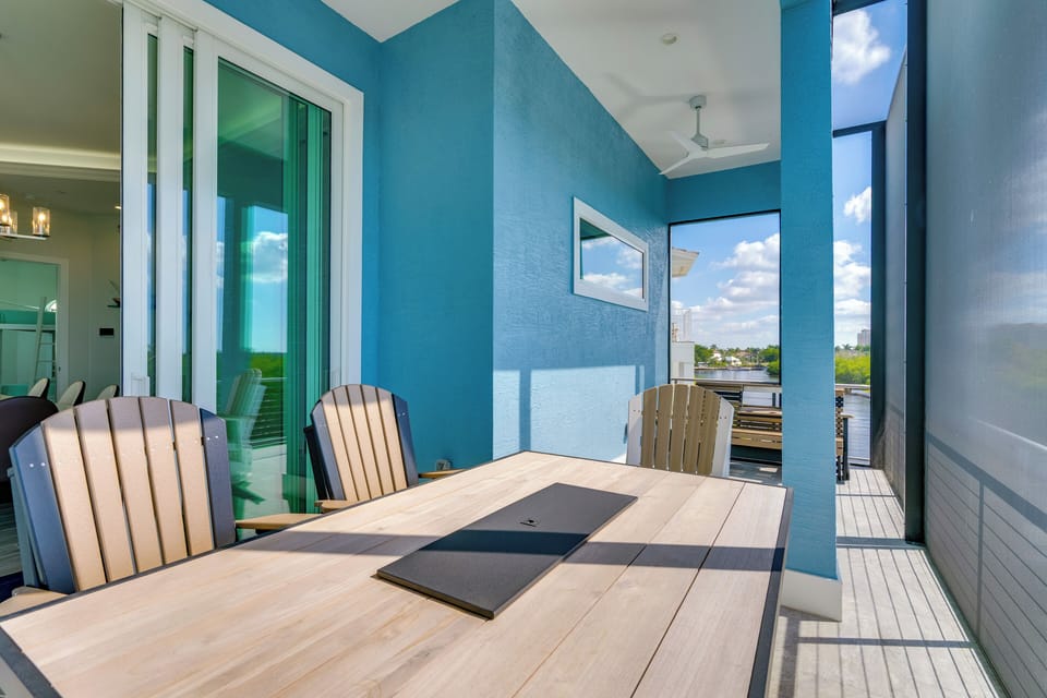 2nd-Floor Deck | Screened-In Outdoor Dining Area