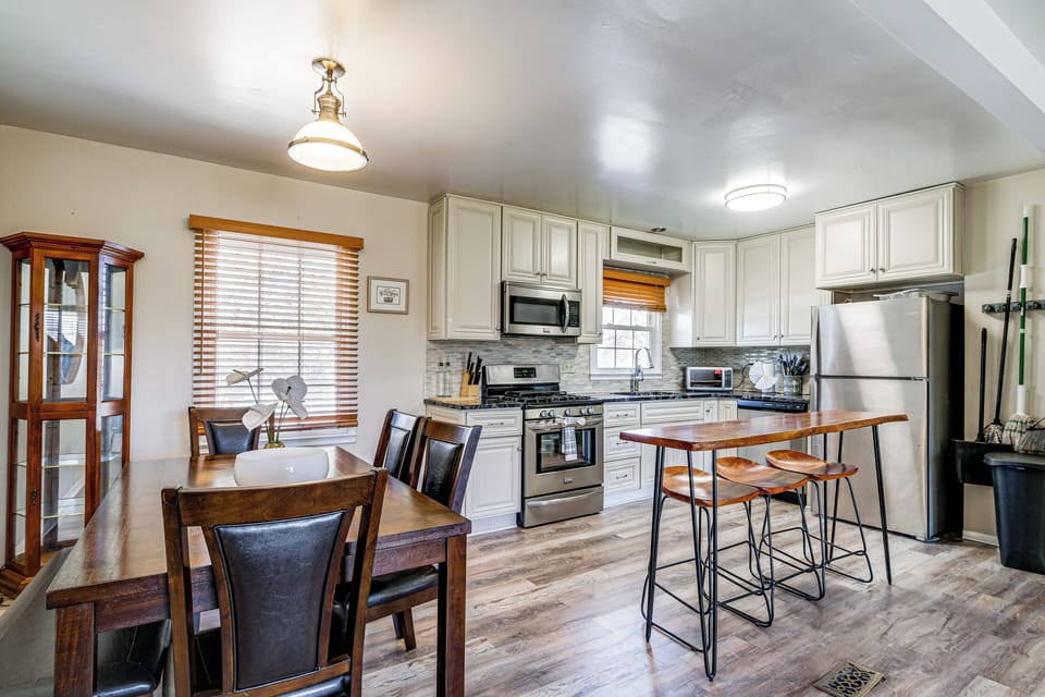 Dining Area & Kitchen | Drip Coffee Pot | Blender | Toaster