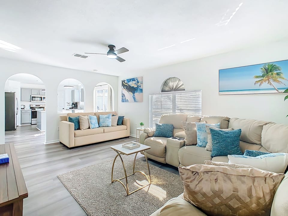 Open living room w/ multiple archways flows easily into the kitchen & dining areas.