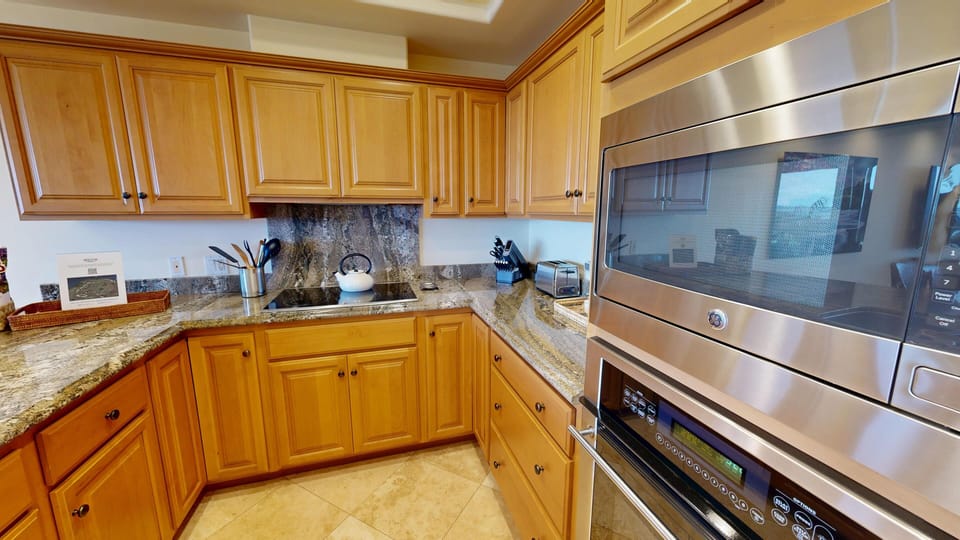 Gourmet kitchen with Subzero fridge