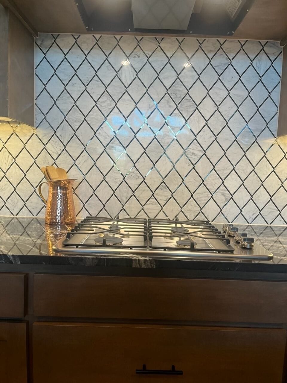 Gas cooktop. The attention to detail is fabulous. Look at this backsplash.