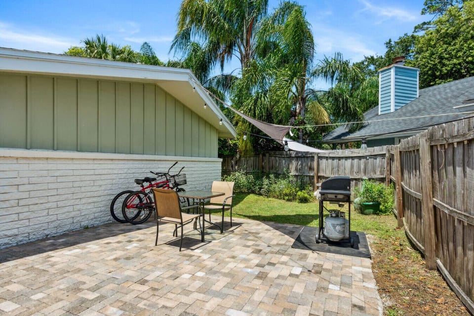 Private foyer area with grill and sun shade and bikes!.