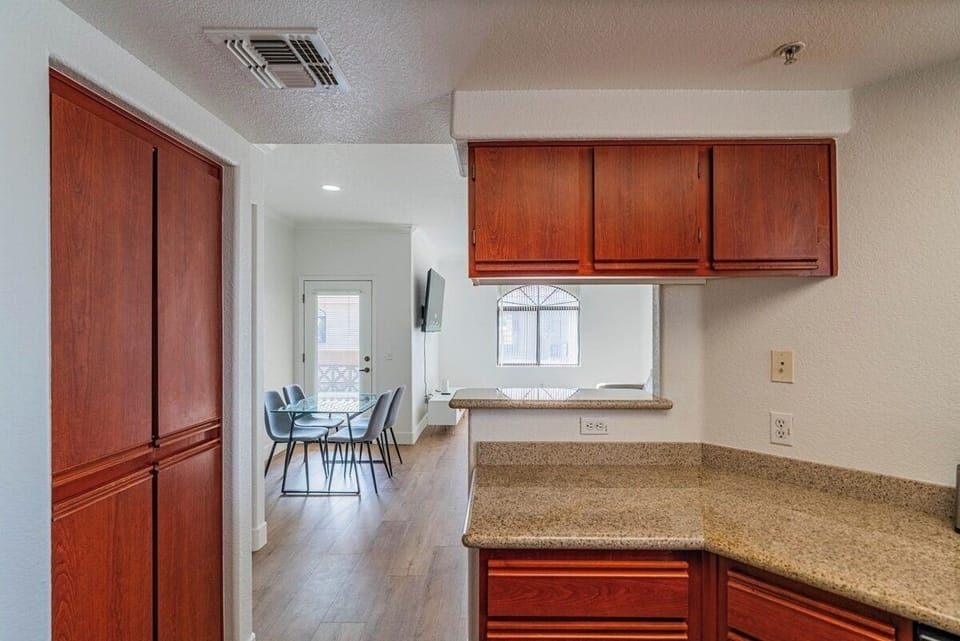 Bright & Spacious 2BR2BA W / Pool, Gym & Parking Apartment in Tempe