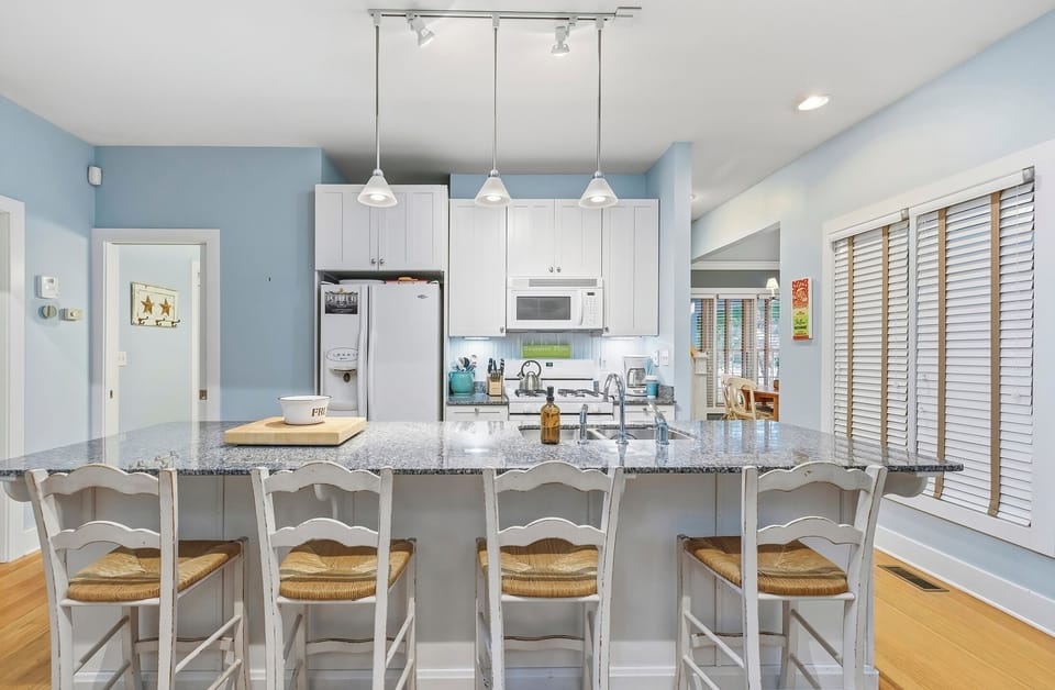 Pull up a stool for breakfast chats and easy morning plans.