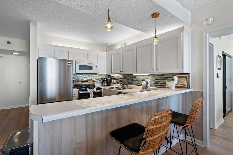 Eat-in kitchen bar seating