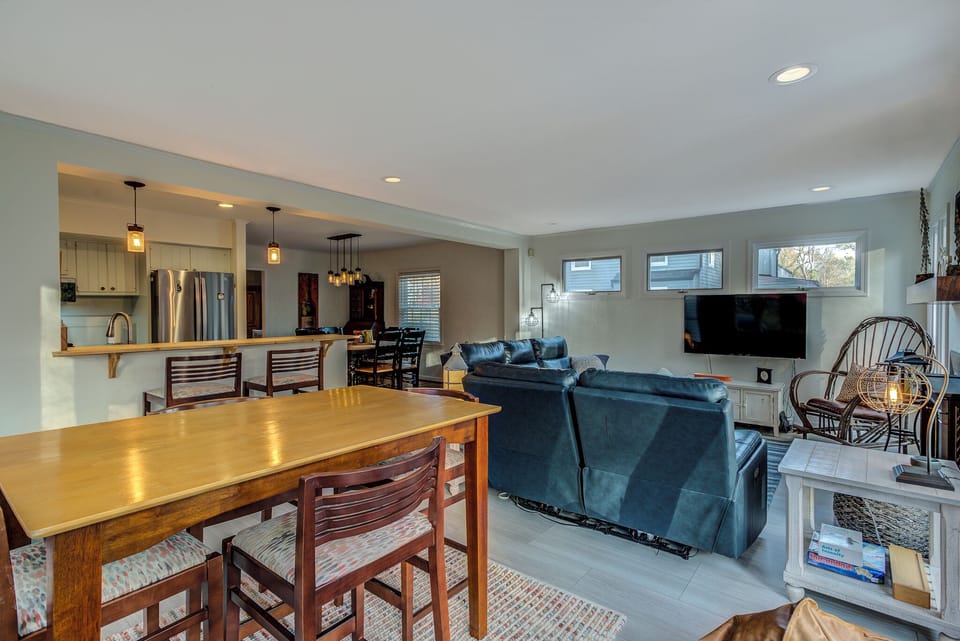 Three seating areas for dining - 4 Table top, Bar seating for 2, and 8 table top