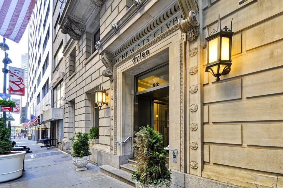 Arrive in style at this iconic, lantern-lit entrance.