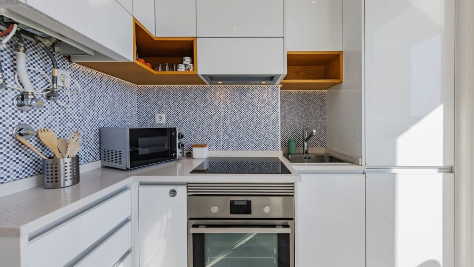 Fully equipped modern kitchen with stylish design and everything you need for a home-cooked meal.
#ModernKitchen #StylishInteriors #SelfCatering #LisbonApartment #DesignDetails #Portugal #PT #Lisbon