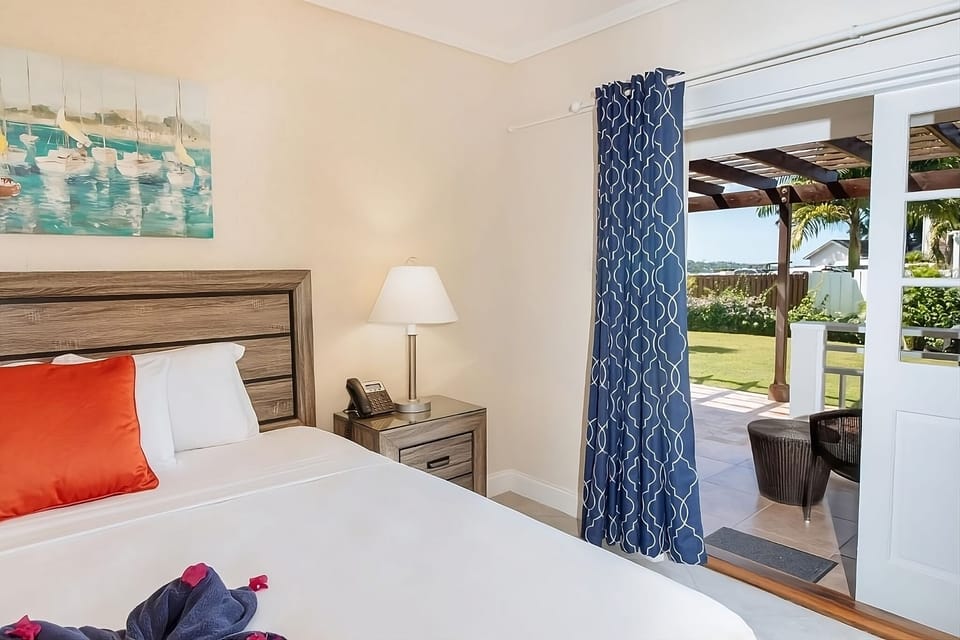 Unit with 1 King size bed. Exact unit will be assigned upon arrival. Views, colors and decor may vary.