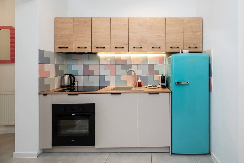 Modern Open-Plan Kitchen and Dining Area with Fully Equipped Kitchen, Retro-Style Fridge and Dining Table for Shared Meals | Book Now with RENTUJEMY.COM