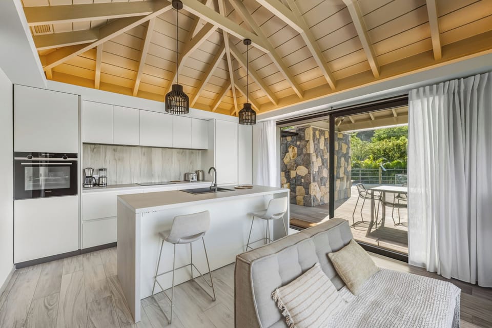 Fully equipped kitchen. Electric oven, gas stove, microwave, refrigerator, mixer, centrifuge, freezer, dishwasher, Nespresso machine, blender, kettle, toaster, breakfast bar. Outdoor dining table. 