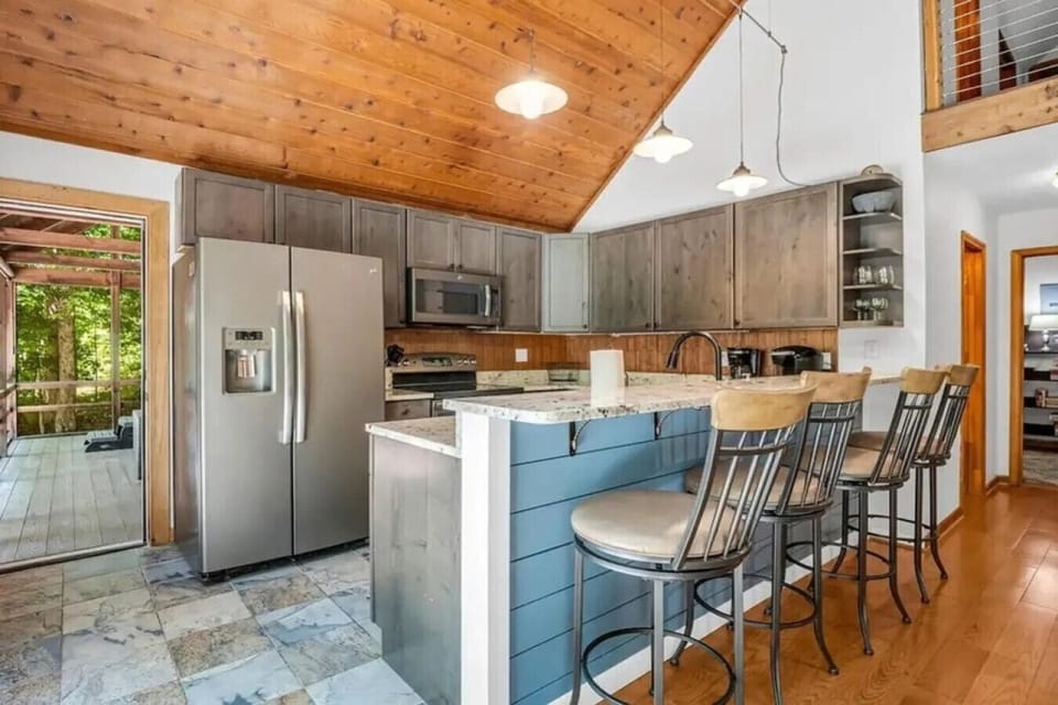 Full kitchen with bar top seating