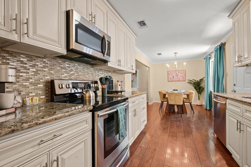 Stunning open layout: Enjoy a breathtaking view of our spacious, modern kitchen