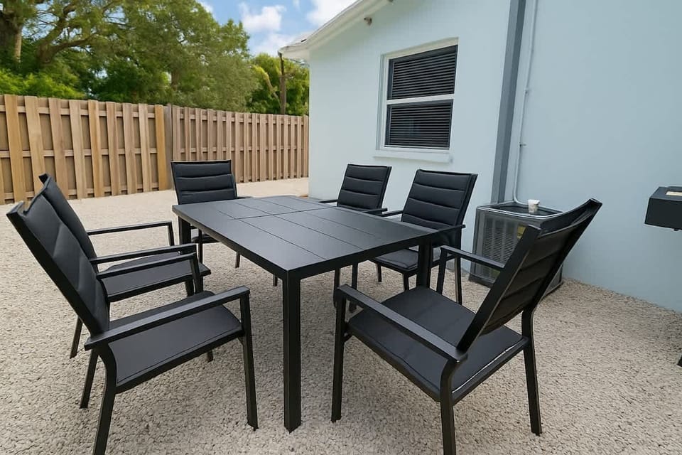 Patio - Shared outdoor dinning table 