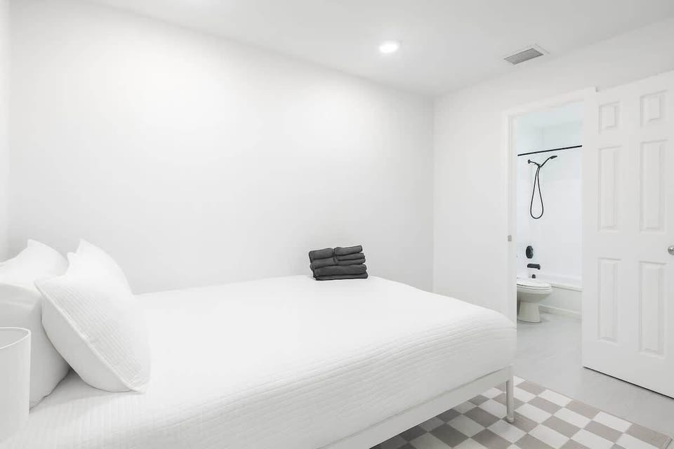 Bedroom 1 - Queen bed