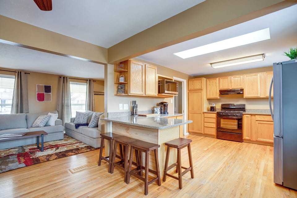 Kitchen | Dishwasher | Microwave | Main Level