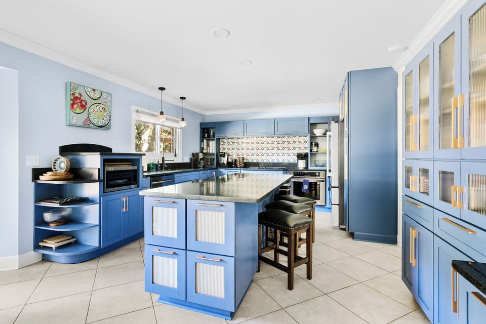 The Molasses Manor | Minutes from Everything