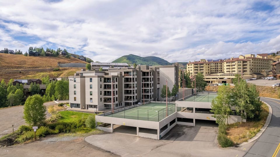 【Plaza Courts】Tennis + pickleball open to Plaza guests