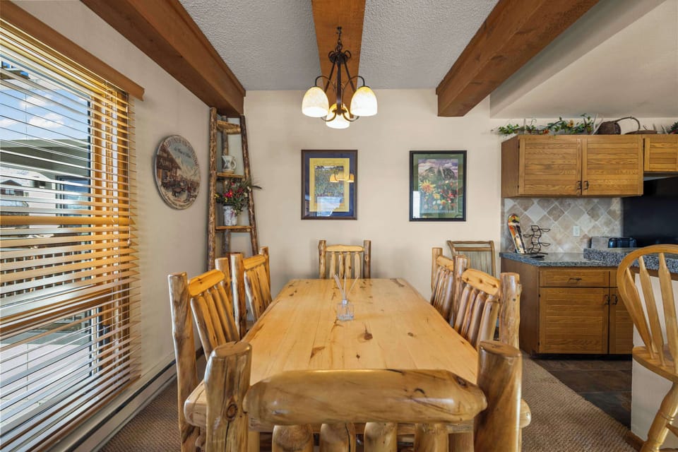 【Dining】Table for 6 — where 8 skiers regroup for dinner