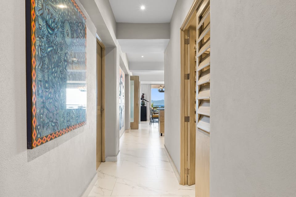 Shared Corridor Connects the Master bedroom, Guest´s bedroom, 2nd Guest´s Bedroom and Laundry Room